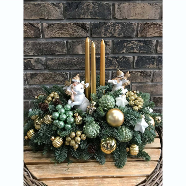 Рождественская композиция со свечами из живой хвои