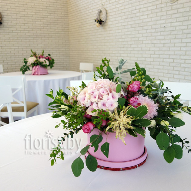  Decoration of a banquet hall with fresh flowers